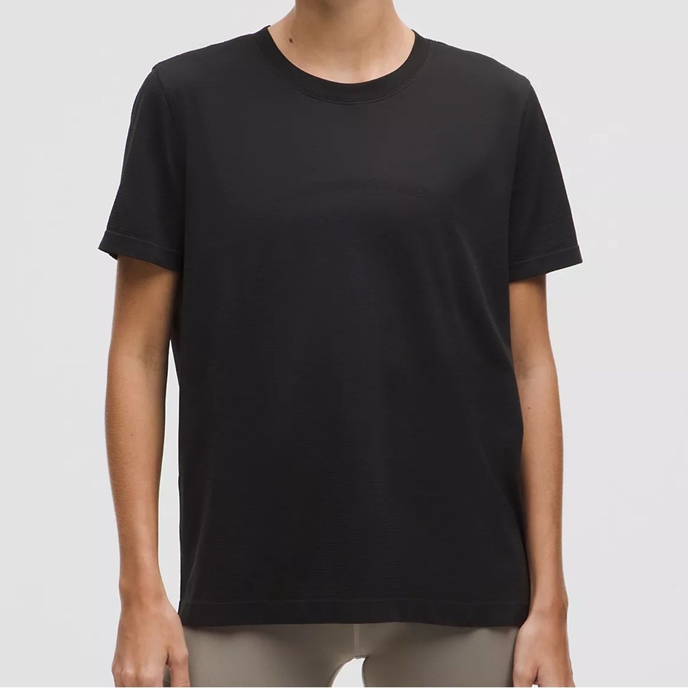Lululemon Swiftly Relaxed Short Sleeve
📍 Black | Size 10